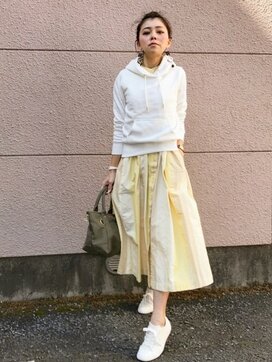 「白パーカ」で春コーデ！今年はジャストサイズをシックに着こなすべし