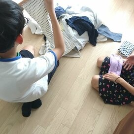 子どもの家事参加。コップの仕分けや洗濯物たたみも3歳からできる