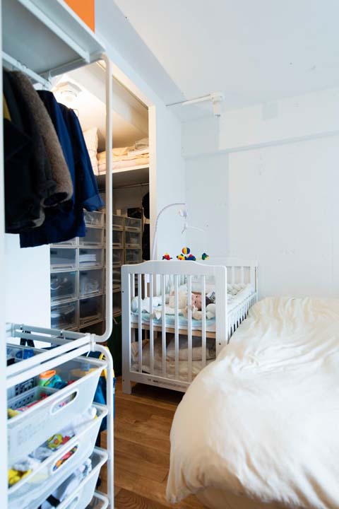 身支度コーナーのラックとウォークインクローゼット