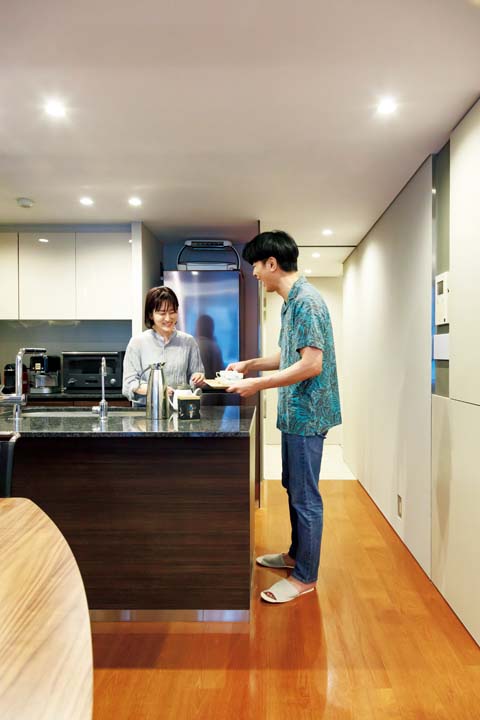 キッチンで作業する夫妻