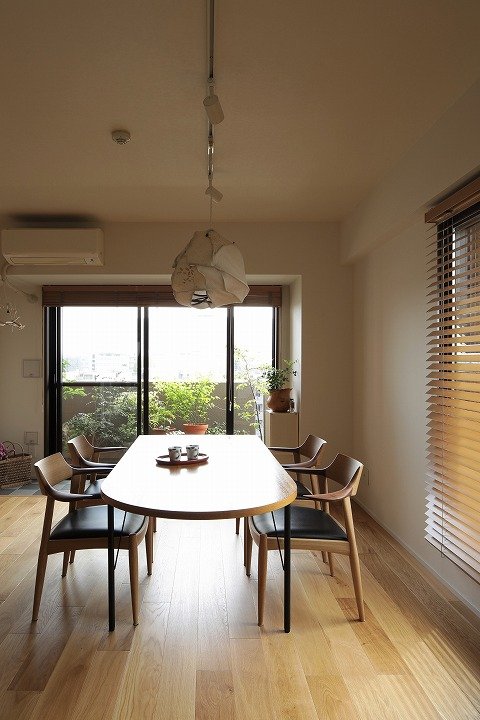 自然素材をふんだんに取り入れた居心地よく快適なLDK