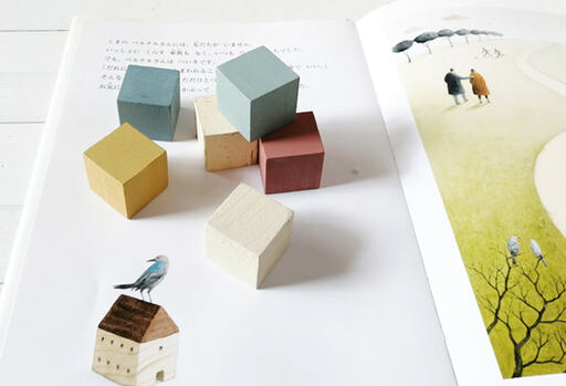 ミルクペイントで塗装したカラフルなブロック