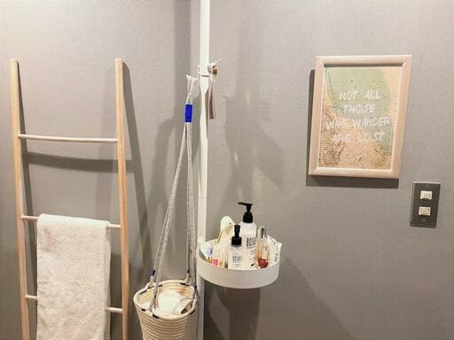 小物をペイントしておしゃれな雰囲気になった壁