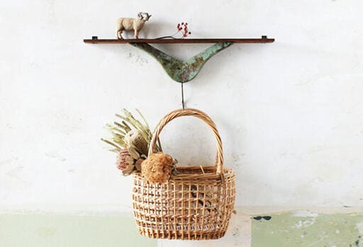 飾り棚付きハンガーフックにバスケットを吊るす