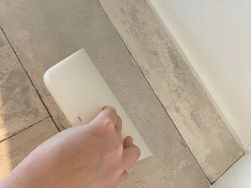 壁紙はスムーサーでならしながら貼っていく