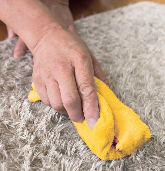 重曹水に浸してしぼったタオルでふく