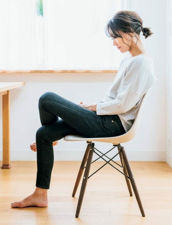 村田さん猫背足組む