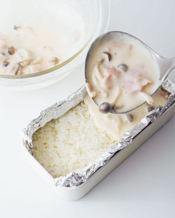 型ににご飯とホワイトソースを流し込む