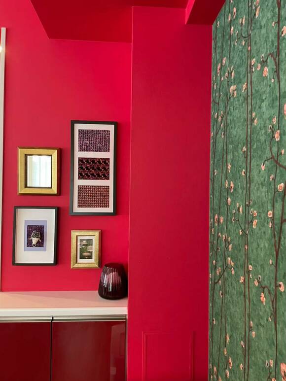 赤い壁の前に紫色のティッシュ入れ