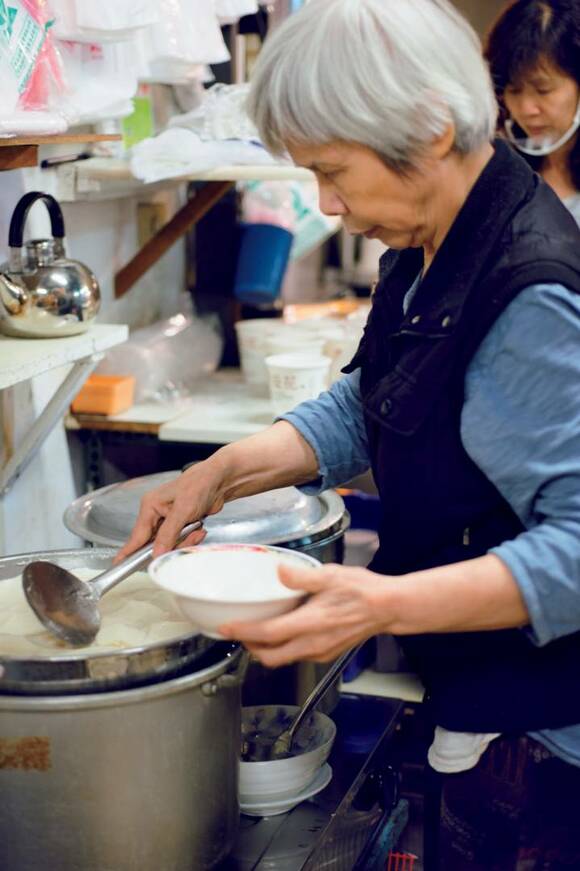 メニューは手づくりの豆花と豆乳だけの小さなお店