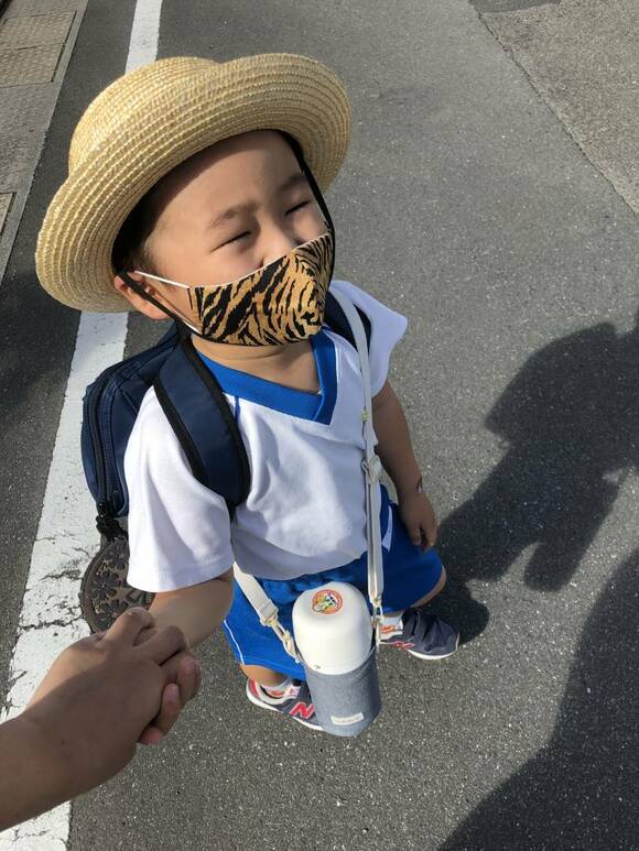 虎柄マスクをつけた子ども