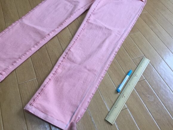 パンツを裏返してサイドを縫い直す