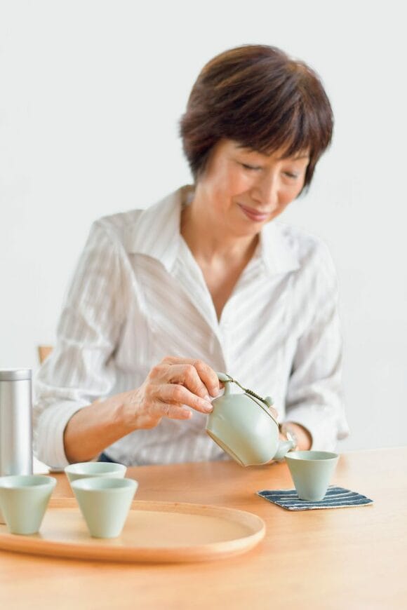 女性お茶をいれる