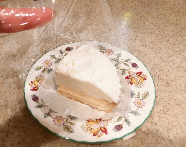 ラップを外したケーキ