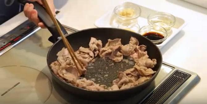 お肉を端によける