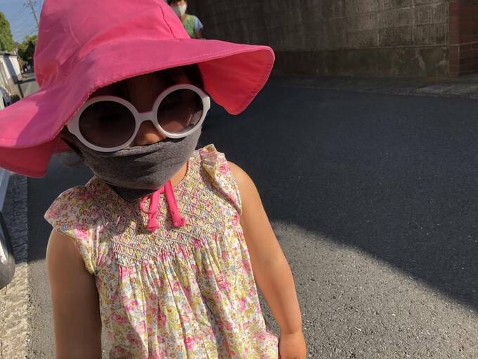 メガネと帽子をかぶった子ども