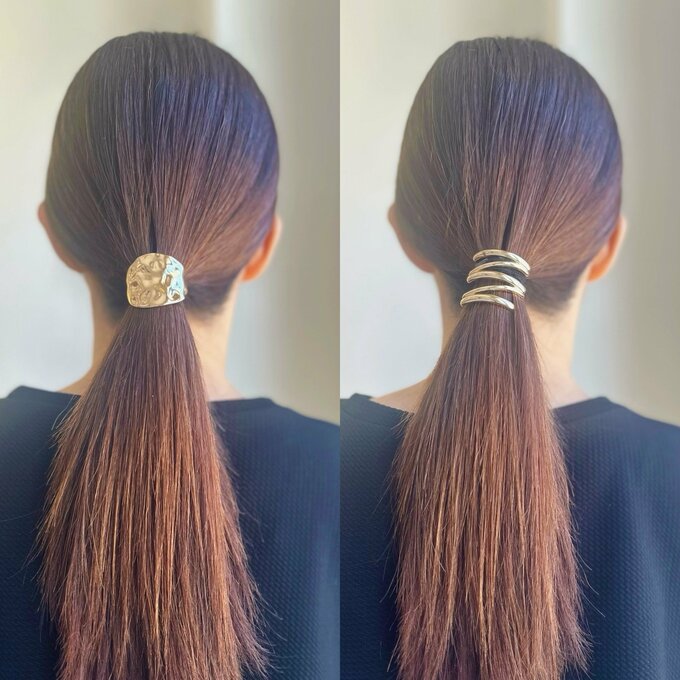 ヘアカフを着用している女性