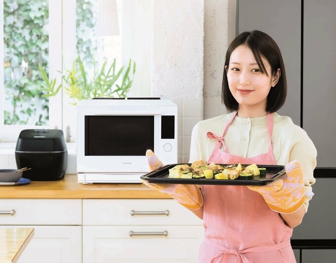 レンジ調理をする長谷川さん