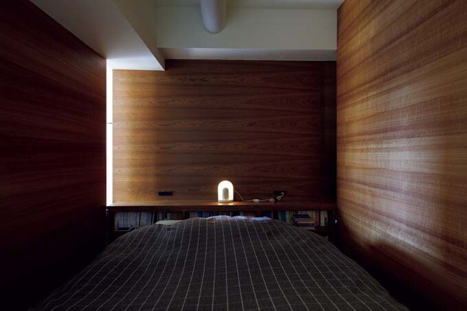 両サイドの壁はハワイアンシルキーオーク、正面の壁はチェリーを採用した寝室
