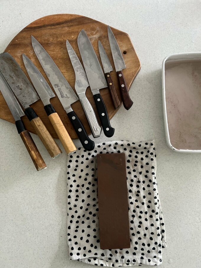 磨く前の包丁と砥石