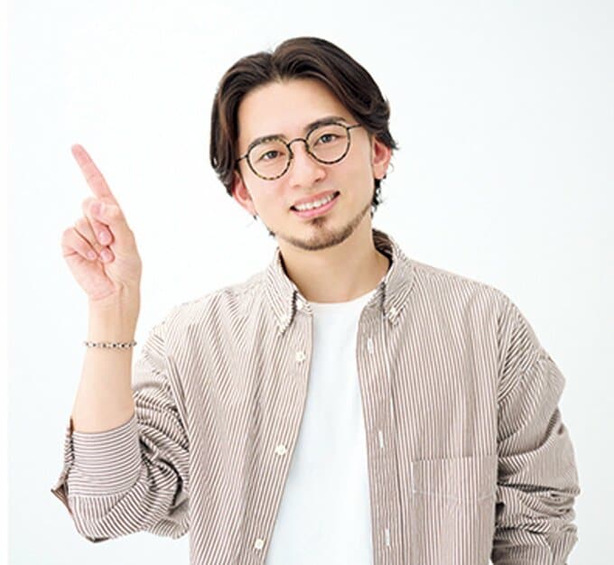 指をさしている美容師