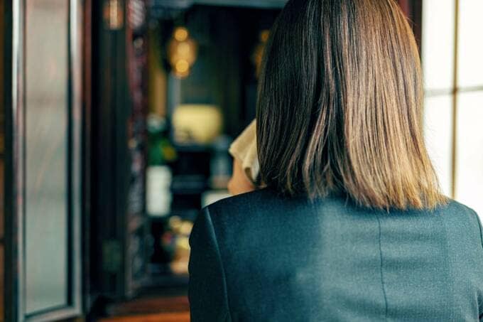 ハンカチを持つ女性後ろ姿