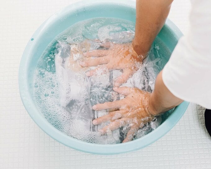 桶に浴衣を入れて押す