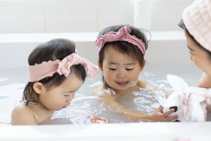 お風呂に入る親子