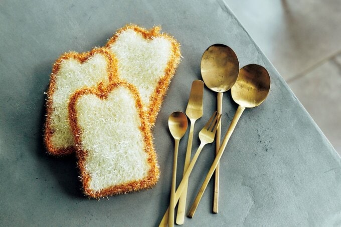 食パンモチーフのスポンジや韓国料理に欠かせないスッカラというカトラリー