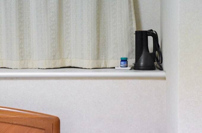 窓の近くに懐中電灯