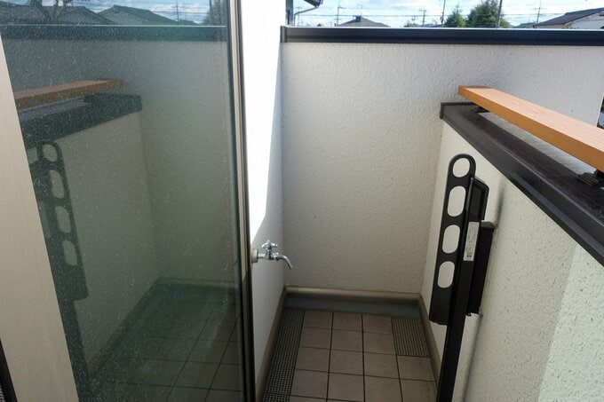 蛇口のあるベランダ