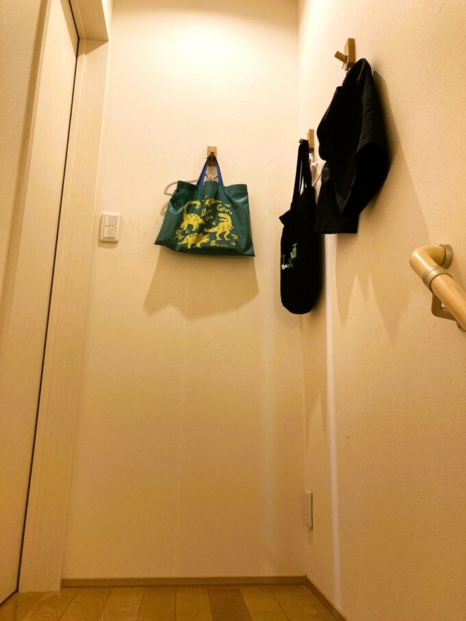 無印良品のフックに制服やバッグなどをつるした様子