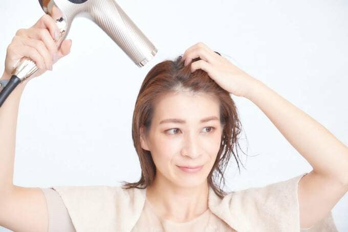 頭皮を指でこするように根元を乾かす