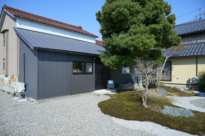 L字型に配置された図書館（左）と母屋（右）。図書館部分は外装もリフォームし、現代的なデザインに 