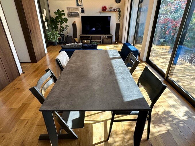 ダイニングテーブルと床