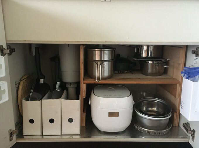 H型に板を組んだだけ。壁と配管が支えになっているのでぐらつきません