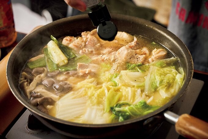 フライパンに入った肉や野菜