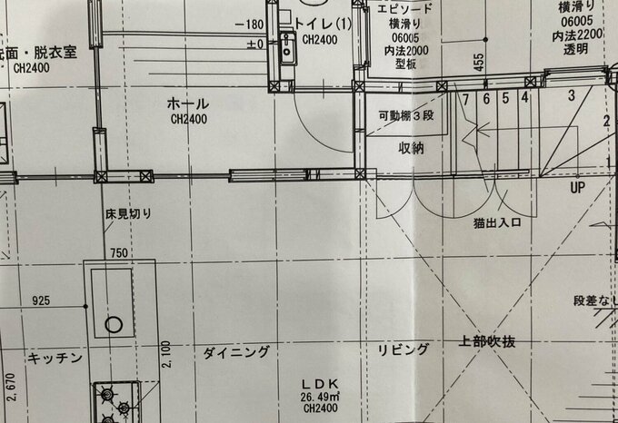 吹き抜けにリビング階段がある間取り