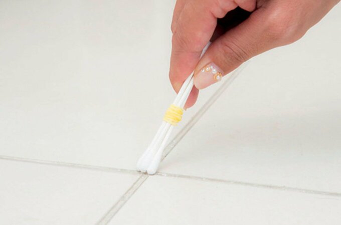 目地の汚れは2、3本束ねた綿棒でこすって