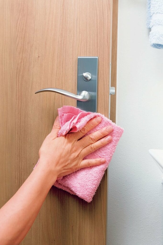 ドアノブの回りを湿りぶきタオルでふく