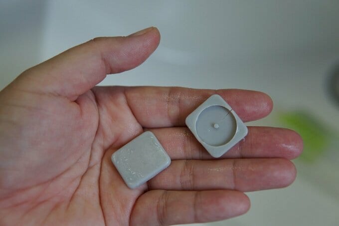 シャンプーなどを置くプラスチック製の棚の壊れたパーツ