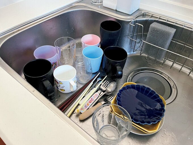 シンクに置かれた使用済みの食器類