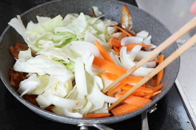 フライパンにお野菜を入れる