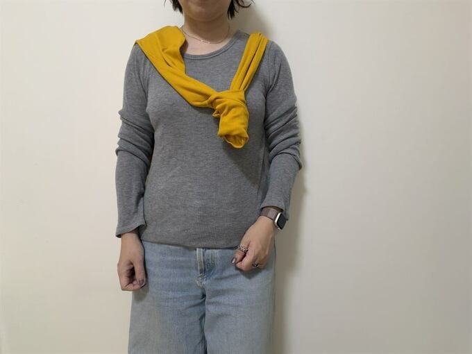 交差させた袖先を内側にスッと入れ込んで結び目を隠すと、すっきりとした印象に。