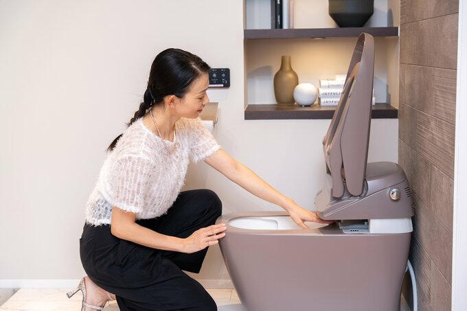 トイレをチェックする女性
