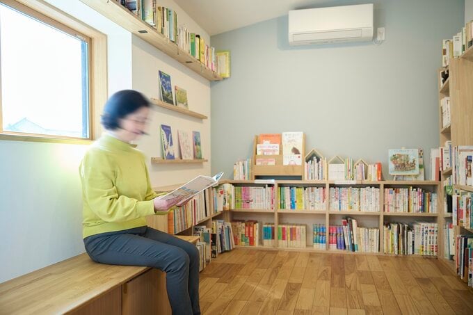 の下に設けられた下部収納つきのベンチ。来館者はこのベンチでくつろぎ、お気に入りの本との時間を過ごす 