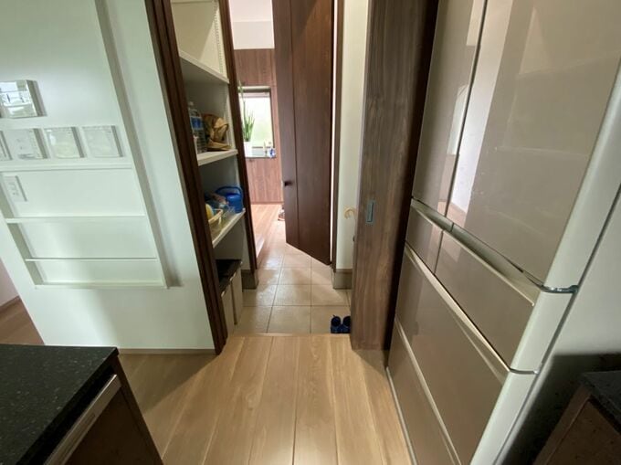 キッチンから玄関を見る