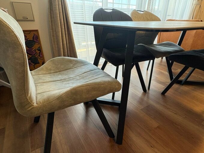 ダイニングテーブルに収納しきれない合成皮革のダイニングチェア