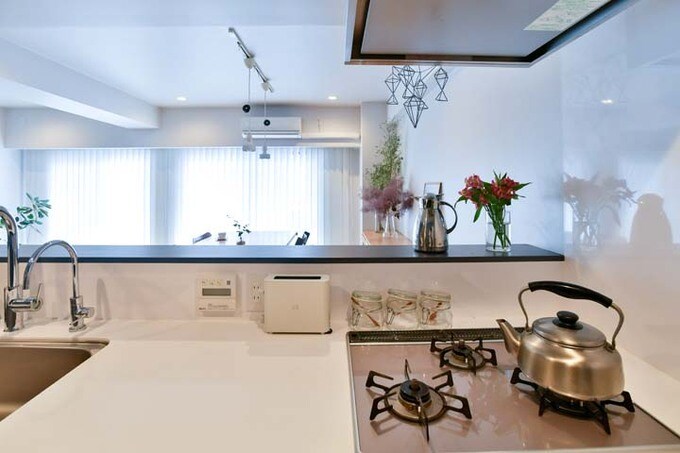 キッチンカウンターの立ち上げ部分は不燃メラミン材を使用