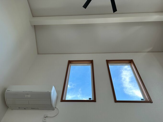 エアコンと吹き抜け窓